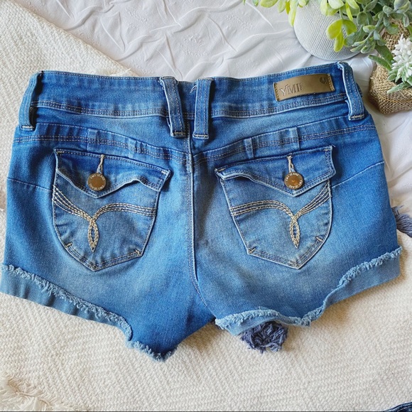 Mid-Rise Distressed Shorts - Picture 4 of 4